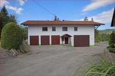 Hauptbild Zweifamilienhaus mit praktischen Nutzungsm�glichkeiten und naturnahem Flair