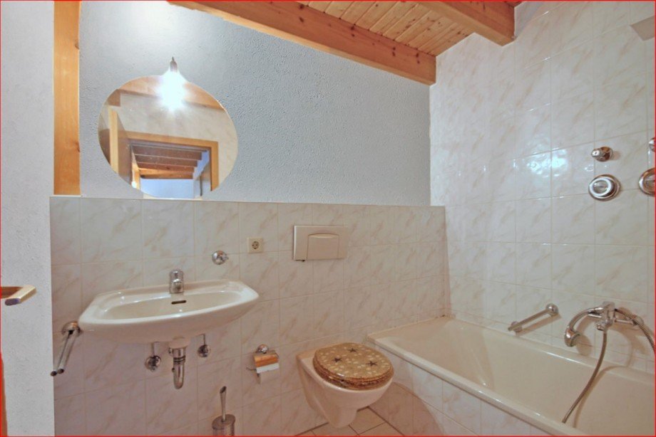 Bad mit Badewanne Dachgeschosswohnung Oy-Mittelberg