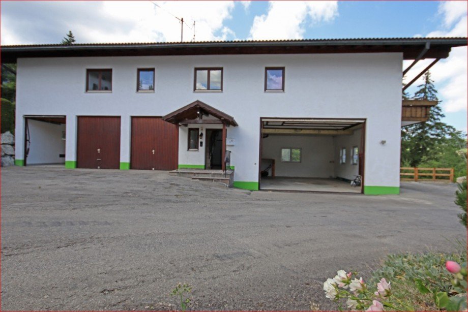 Ansicht mit offenen Garage Zweifamilienhaus Wertach