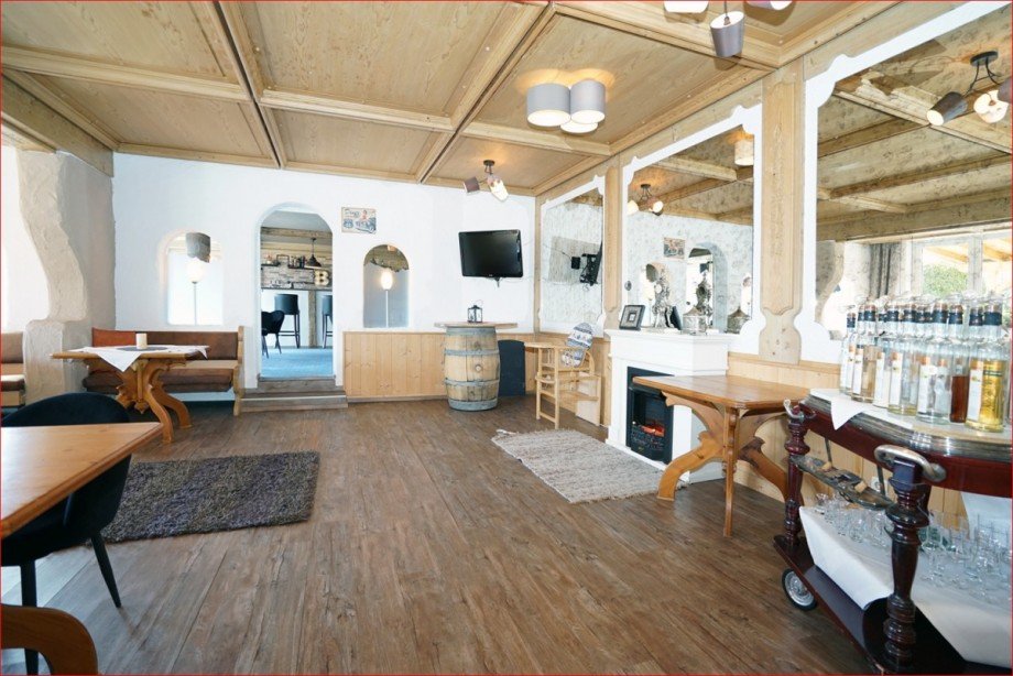 Lounge mit Blick in die Bar Hotels Oy-Mittelberg