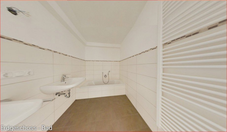 EG, gro�es Bad mit Badewanne und Dusche Zweifamilienhaus Fischen im Allg�u / Maderhalm