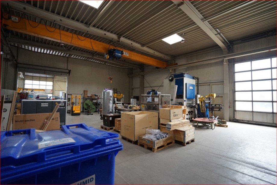 Halle WEST mit KRAN Halle / Lager / Produktion Nesselwang
