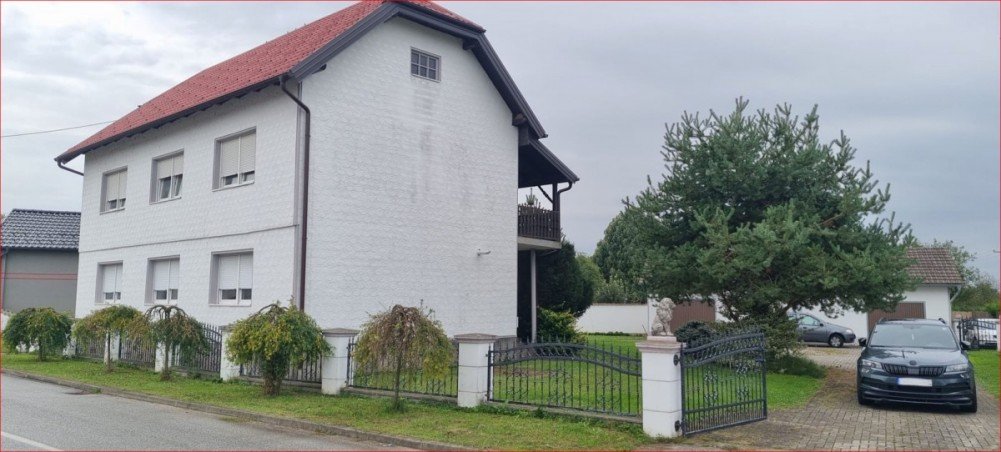 Hausansicht mit Einfahrt Einfamilienhaus Svibovec Podravski