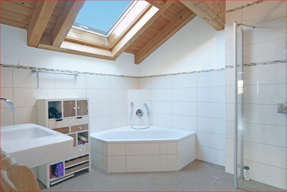 OG, Bad mit Eckbadewanne und Dusche Zweifamilienhaus Fischen im Allg�u / Maderhalm