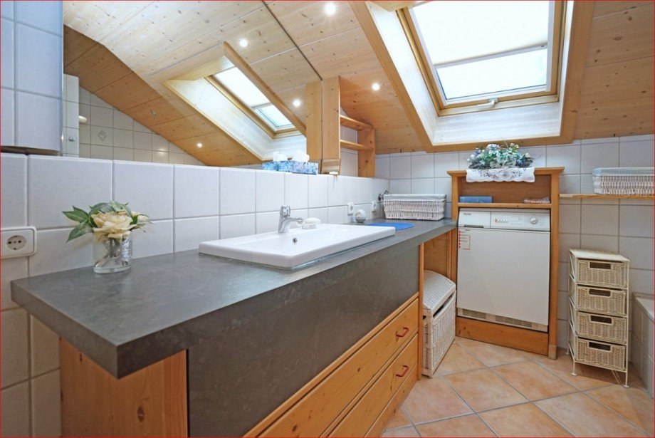 Bad mit Badewanne und Dusche Dachgeschosswohnung Pfronten