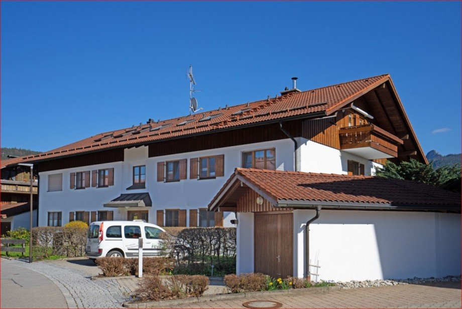 Hausansicht, nord/west mit TG-Einfahrt Dachgeschosswohnung Pfronten