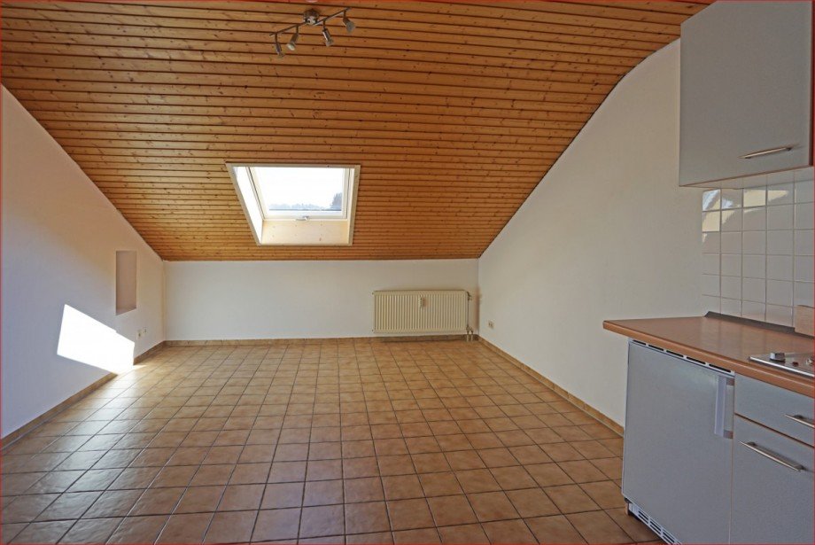 Wohn-und Essbereich mit K�che Dachgeschosswohnung Wertach
