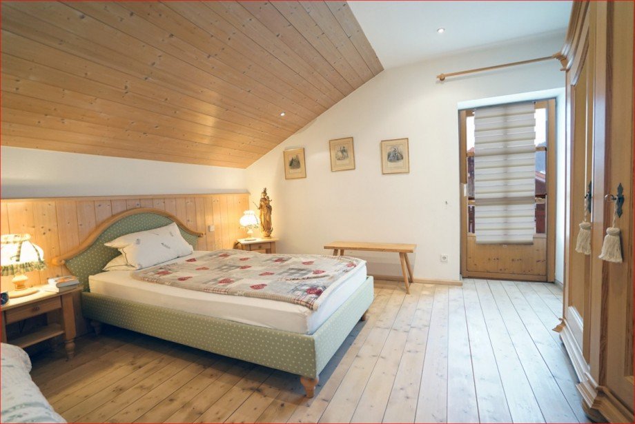 gro�z�giges Schlafzimmer Dachgeschosswohnung Pfronten