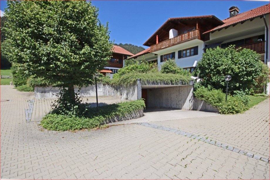 Hausansicht Einfahrt-Tiefgarage Etagenwohnung Pfronten