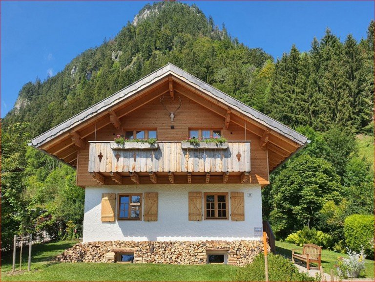 Hausansicht mit Kienberg Pfronten - Ostallg�u Einfamilienhaus EFH Alpenl�ndische W�rme in modernem Gewand
