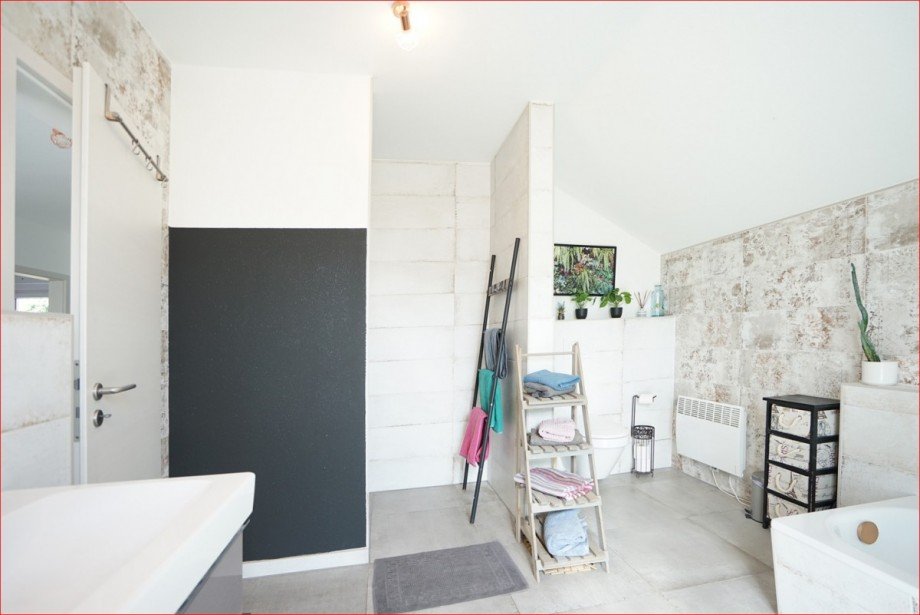 Bad mit Dusche, Doppelwaschbecken, WC Einfamilienhaus Pfronten