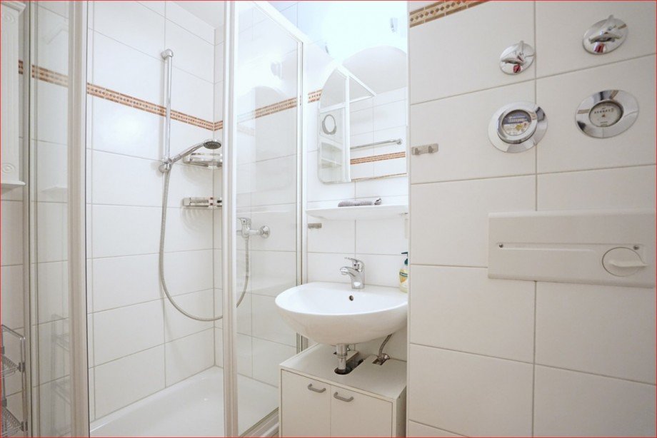 Duschbad, hell gefliest Etagenwohnung Oberstdorf / Kornau