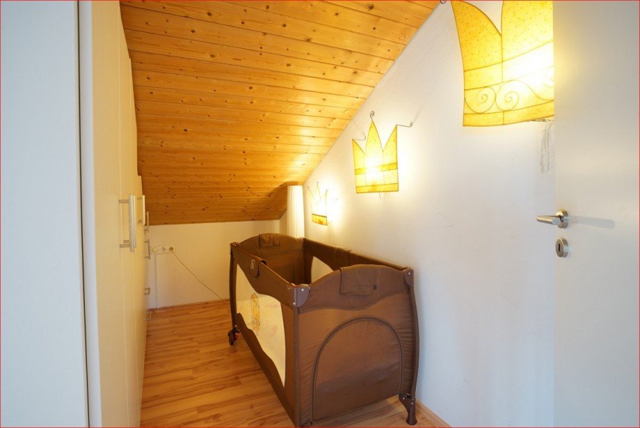 Zimmer 1, integrierte Babyecke Dachgeschosswohnung Nesselwang