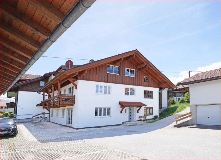 Hausteil, pflegeleichte Fl�chen am Haus Zweifamilienhaus Fischen im Allg�u / Maderhalm