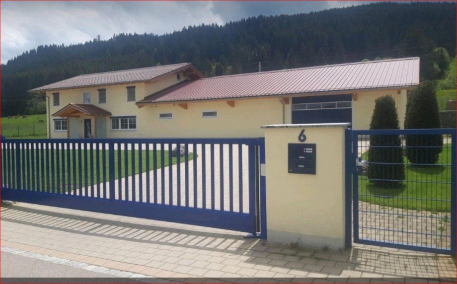 Ansicht Zufahrt Rolltor B�rofl�che Nesselwang