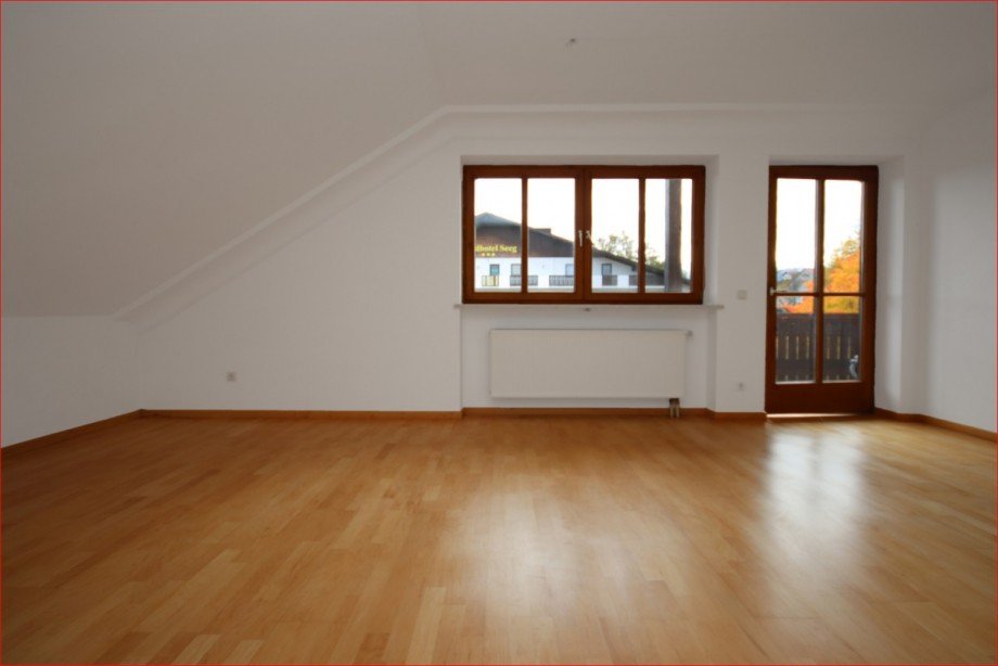 Wohnzimmer mit Balkonzugang Dachgeschosswohnung Seeg