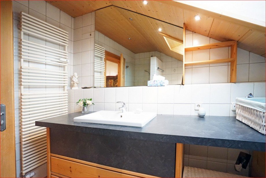 Waschbecken mit Unterschrank , WM-Anschluss Dachgeschosswohnung Pfronten
